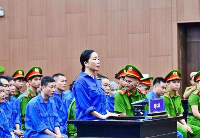 Nguyễn Thị Mai Anh "vợ hờ" của Lê Văn Đông tại toà.