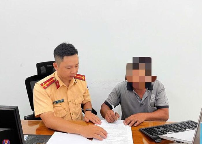 Nam tài xế bị xử phạt. Ảnh Cục Cảnh sát giao thông.