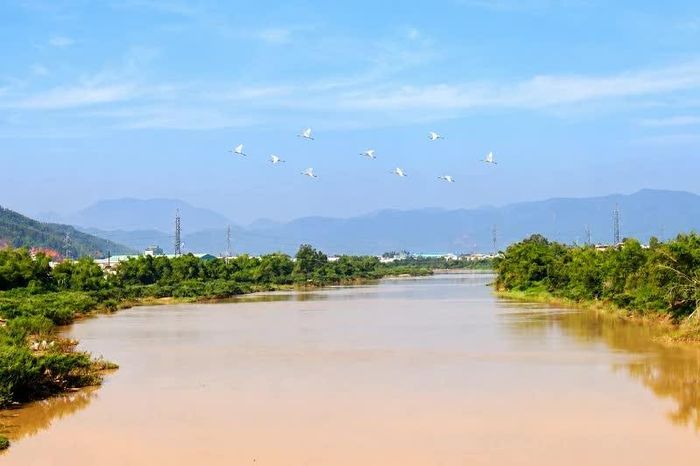 Chia cắt đôi bờ.