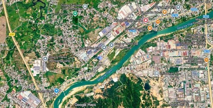 Sông Hà Thanh giữ vai trò tiêu thoát lũ và tạo không gian sinh thái, nhưng đồng thời gây chia cắt giữa xã Tuy Phước Tây (phía trái) với đô thị Quy Nhơn. Ảnh: Google Maps