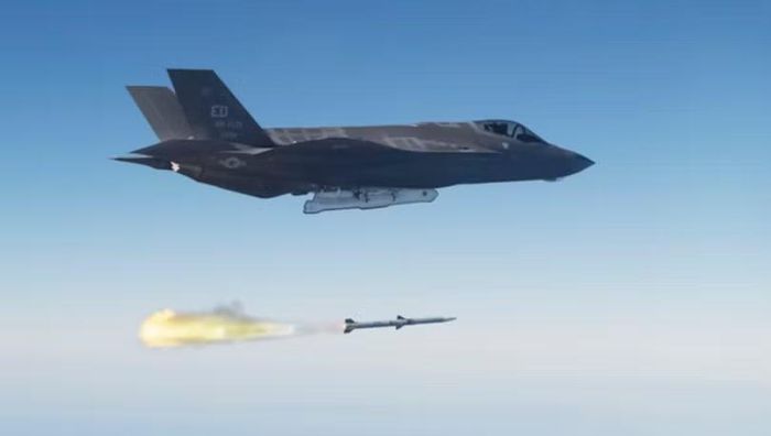 Tiêm kích F-35 của Không quân Mỹ phóng AIM-120. Ảnh: TWZ.