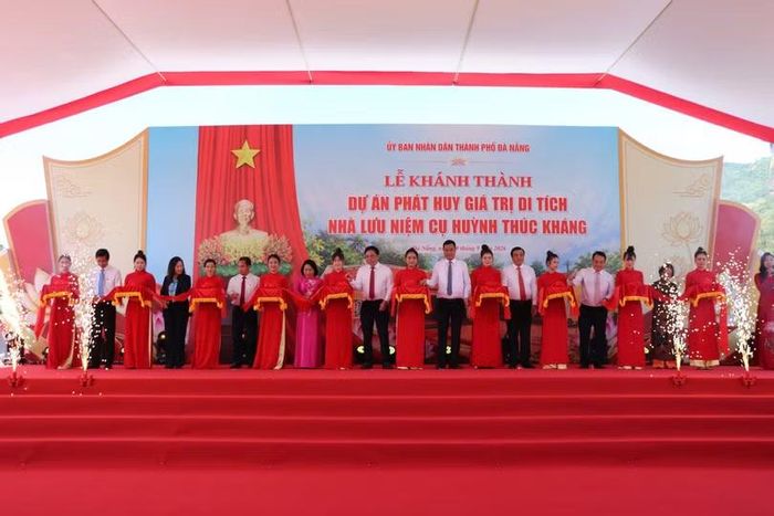 Lãnh đạo Thành uỷ, UBND TP Đà Nẵng cắt băng khánh thành dự án Phát huy giá trị di tích Nhà lưu niệm cụ Huỳnh Thúc Kháng tại thôn Tiên Cảnh, xã Thạnh Bình. Ảnh ĐZ.