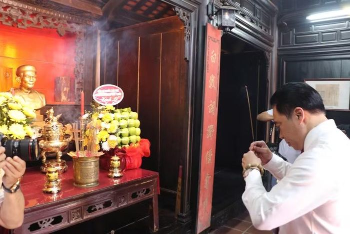 Lãnh đạo TP Đà Nẵng dâng hương cụ Huỳnh Thúc Kháng. Ảnh ĐZ.