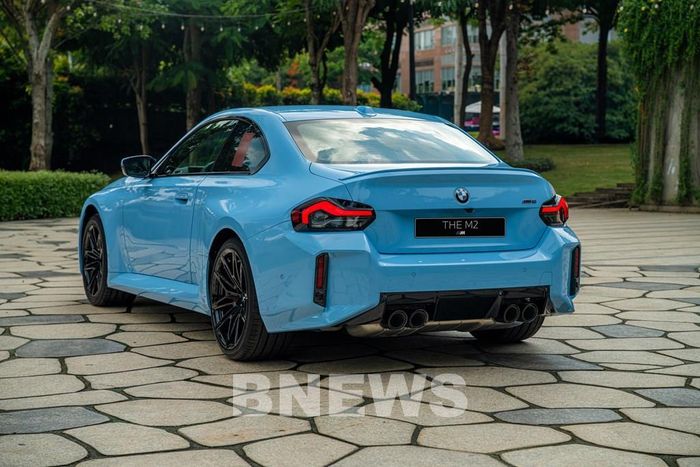 BMW M2 có 2 tùy chọn phiên bản hộp số tự động 8 cấp và hộp số sàn 6 cấp