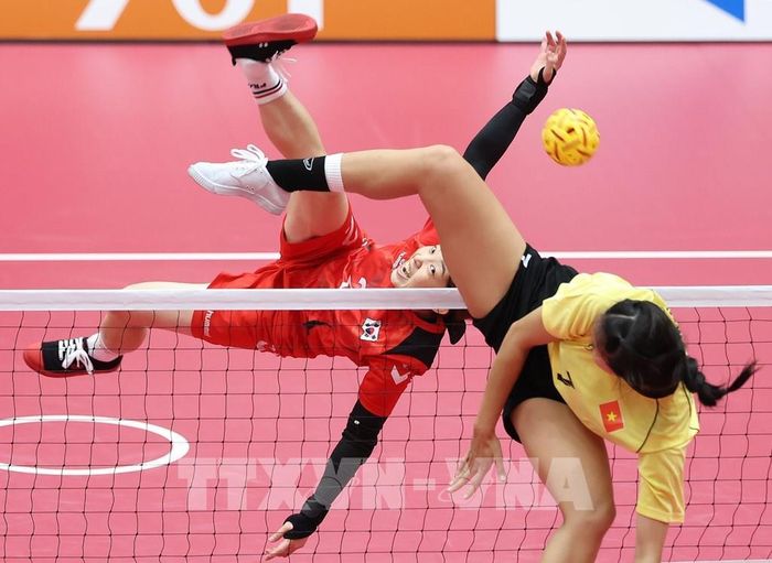 VĐV Việt Nam (áo vàng) thi đấu với VĐV Hàn Quốc tại bán kết nội dung đôi nữ môn cầu mây trong khuôn khổ ASIAD 2026 ở thành phố Nagoya, miền Trung Nhật Bản, ngày 28/9/2026. Ảnh: Yonhap/TTXVN phát