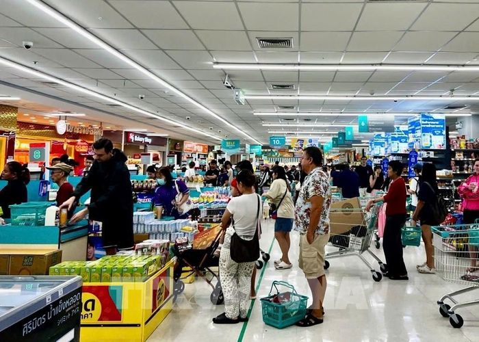 Người dân xếp hàng thanh toán sau khi mua đồ tích trữ phòng mưa ngập tại siêu thị Lotus, đường Ratchadaphisek, quận Din Daeng, Bangkok. Ảnh: Đỗ Sinh - PV TTXVN tại Thái Lan