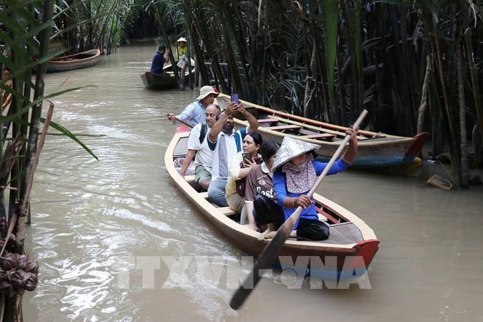 Du khách trải nghiệm đò chèo ở phường Thới Sơn, tỉnh Đồng Tháp. Ảnh: Hữu Chí - TTXVN