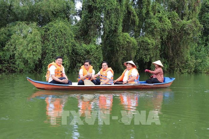 Khách du lịch thích thú với không gian thiên nhiên của Khu bảo tồn sinh thái Đồng Tháp Mười ở xã Tân Phước 2, tỉnh Đồng Tháp. Ảnh: Hữu Chí - TTXVN