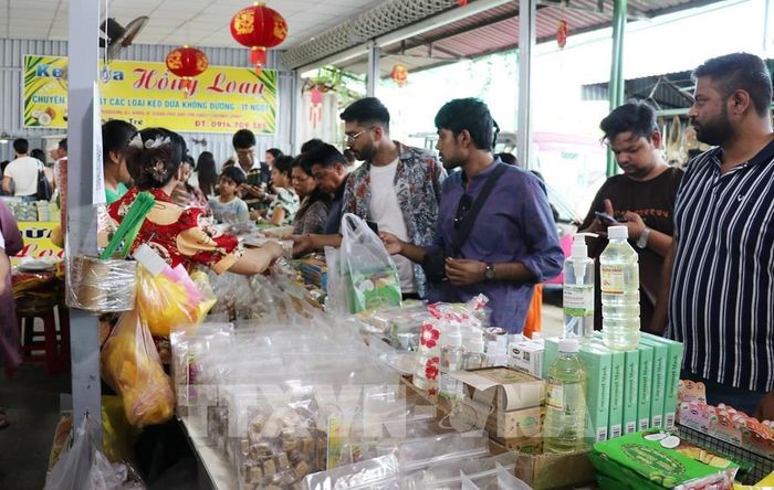 Khách quốc tế tham quan, mua sắm sản phẩm OCOP tại một điểm du lịch ở phường Thới Sơn, tỉnh Đồng Tháp. Ảnh: Hữu Chí - TTXVN