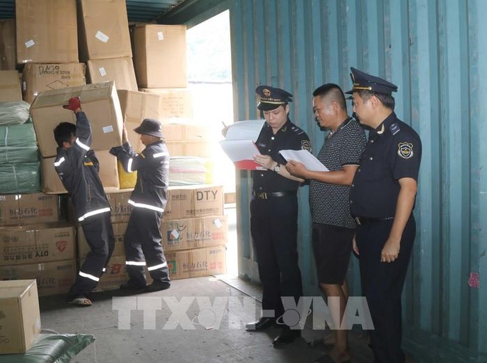 Hải quan cửa khẩu Tân Thanh kiểm tra hồ sơ tại kho bãi sang tải hàng hóa khu vực cửa khẩu. Ảnh: Quang Duy - TTXVN