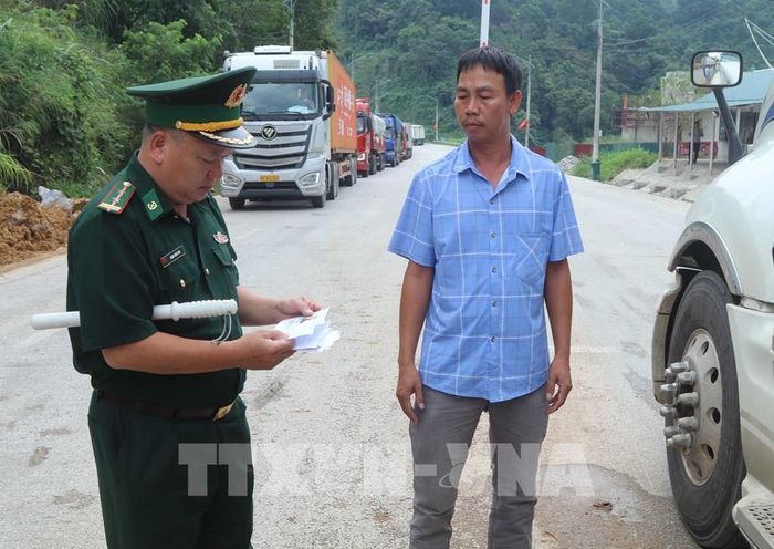 BĐBP cửa khẩu Tân Thanh kiểm tra thủ tục xuất cảnh của lái xe tại đường chuyên dụng vận chuyển hàng hóa khu vực mốc 1088/2-1089. Ảnh: Quang Duy – TTXVN