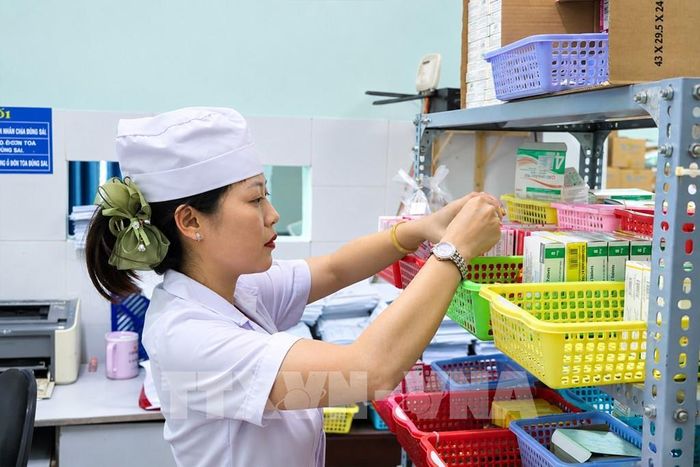 Chuyển đổi số được triển khai song song với công tác khám chữa bệnh, bảo đảm thuốc, vật tư và trang thiết bị phục vụ người dân. Ảnh: Giang Phương - TTXVN