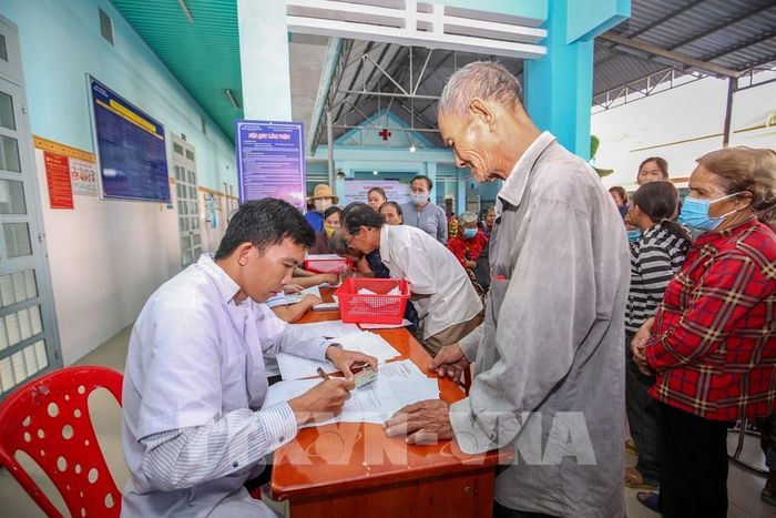 Người dân sử dụng Thẻ Căn cước công dân trong khám chữa bệnh, góp phần đơn giản hóa thủ tục và liên thông dữ liệu y tế. Ảnh: Giang Phương - TTXVN