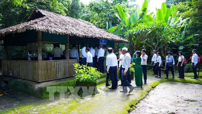Du khách tham quan không gian sinh thái gắn với các giá trị lịch sử, văn hóa tại Khu di tích lịch sử văn hóa quốc gia đặc biệt Căn cứ Trung ương Cục miền Nam. Ảnh: Minh Phú – TTXVN 