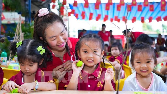Học sinh mầm non tại Tây Ninh tham gia hoạt động tuyên truyền, giáo dục về quê hương và giá trị văn hóa, truyền thống. Ảnh: Minh Phú - TTXVN