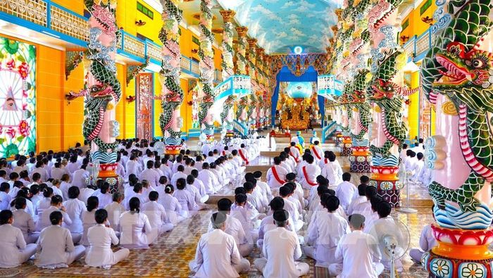 Các hoạt động văn hóa, tín ngưỡng truyền thống tại Tòa Thánh Cao Đài, góp phần tạo nên bản sắc văn hóa đặc trưng của Tây Ninh. Ảnh: Minh Phú - TTXVN