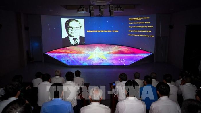 Du khách tìm hiểu lịch sử bằng công nghệ 3D mapping tại Khu di tích lịch sử văn hóa quốc gia đặc biệt Căn cứ Trung ương Cục miền Nam. Ảnh: Minh Phú – TTXVN