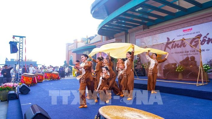 Các hoạt động văn hóa, nghệ thuật góp phần lan tỏa những giá trị tốt đẹp trong đời sống cộng đồng, xây dựng môi trường văn hóa lành mạnh tại Tây Ninh. Ảnh: Minh Phú - TTXVN 