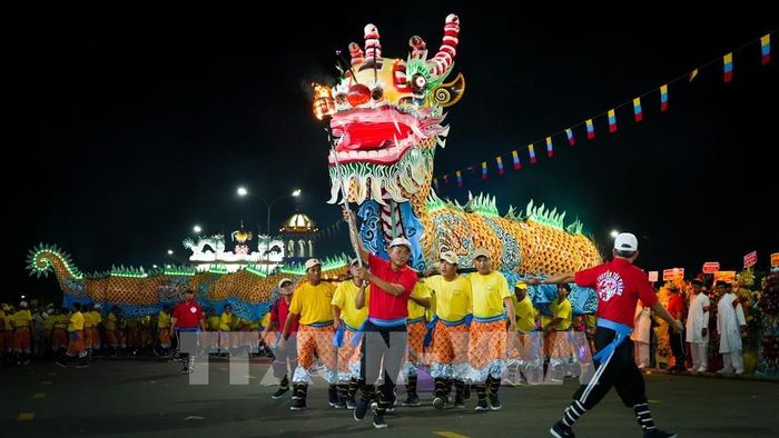 Không gian sinh hoạt văn hóa, tín ngưỡng tại Tây Ninh thu hút đông đảo người dân, du khách, góp phần phát huy các giá trị văn hóa truyền thống. Ảnh: Minh Phú - TTXVN
