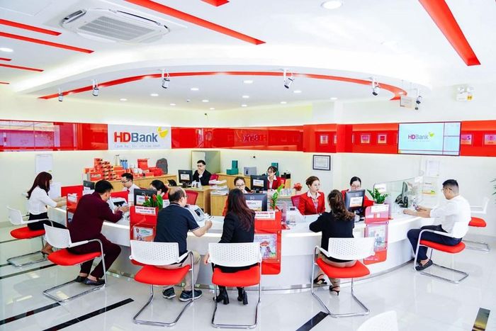 Khách hàng giao dịch tại HDBank. Ảnh: Bnews phát