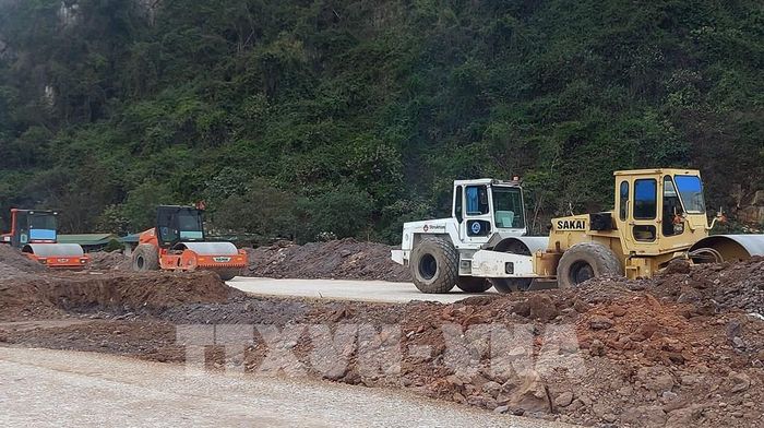 Công trường thi công dự án đường giao thông ở Quảng Ninh. Ảnh: Văn Đức - TTXVN