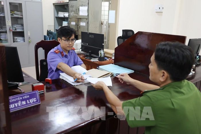 Kiểm sát viên Viện Kiểm sát nhân dân khu vực 2 TP. Hồ Chí Minh tiếp nhận hồ sơ án hình sự. Ảnh: Hồng Đạt - TTXVN 