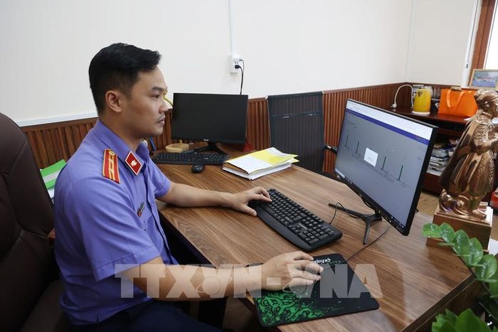 Phó Viện trưởng Viện Kiểm sát nhân dân khu vực 2 TP. Hồ Chí Minh Phạm Văn Khải làm việc trên nền tảng Quản lý án hình sự. Ảnh: Hồng Đạt - TTXVN
