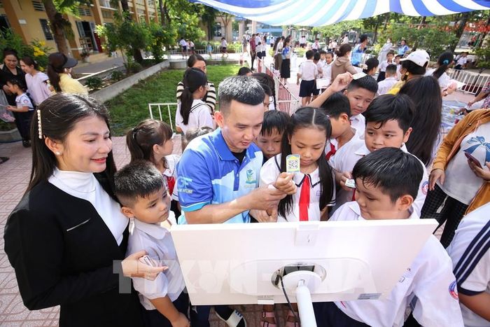 Học sinh tham gia hoạt động trải nghiệm, giáo dục kỹ năng sống và làm việc nhóm trong khuôn viên trường. Ảnh: Giang Phương - TTXVN