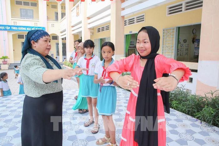 Học sinh tham gia giờ học văn nghệ ngoại khóa, tạo không khí học tập vui tươi, giúp các em phát triển năng khiếu, tự tin và kỹ năng giao tiếp. Ảnh: Giang Phương - TTXVN