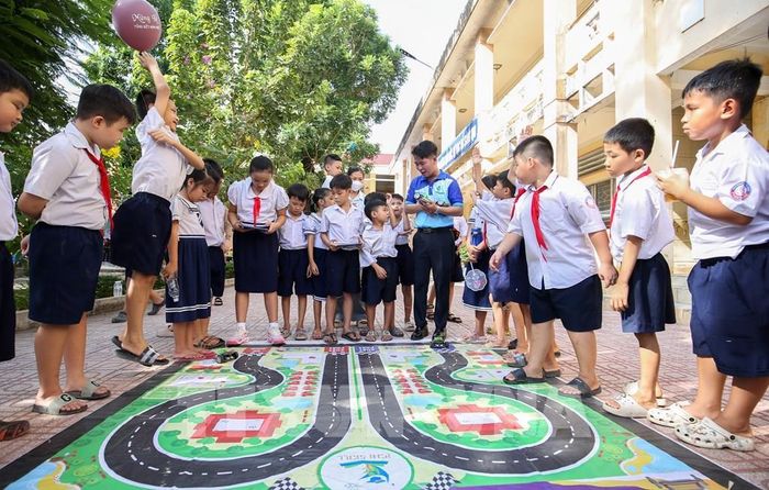 Học sinh thực hành thí nghiệm STEM, góp phần phát triển tư duy sáng tạo và kỹ năng giải quyết vấn đề. Ảnh: Giang Phương - TTXVN