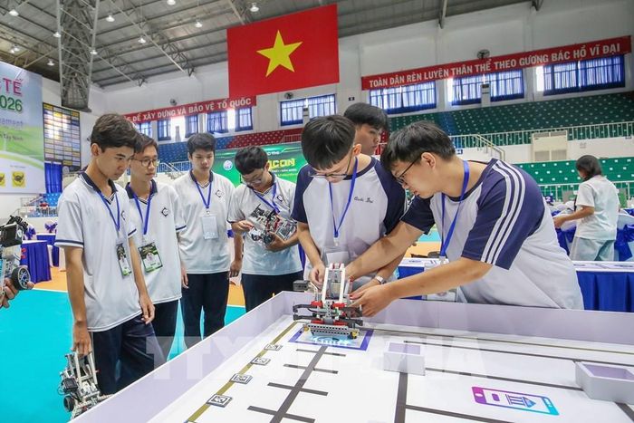 Học sinh Tây Ninh thực hành ứng dụng trí tuệ nhân tạo (AI). Ảnh: Giang Phương - TTXVN