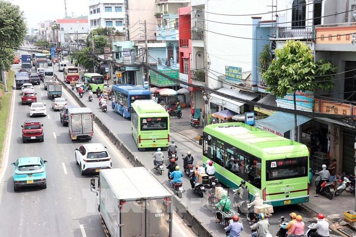 Quốc lộ 22 trên địa bàn TP. Hồ Chí Minh có lưu lượng phương tiện rất lớn, đang được đầu tư mở rộng theo hình thức đối tác công tư - Hợp đồng BOT. Ảnh: Tiến Lực - TTXVN