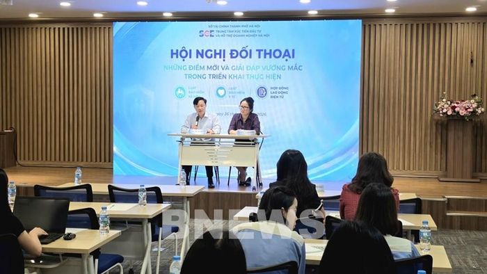 TS Trần Hải Nam, Phó Cục trưởng Cục Tiền lương và Bảo hiểm xã hội, Bộ Nội vụ, trả lời thắc mắc của doanh nghiệp tại hội thảo. Ảnh: Ly Ly Cao