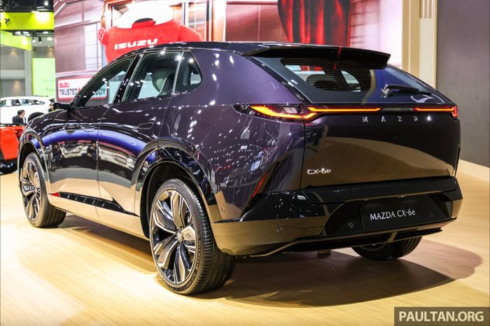 Thiết kế đuôi xe Mazda CX-6e gợi nhớ đến dòng Mazda 3 Hatchback. Ảnh: Paultan