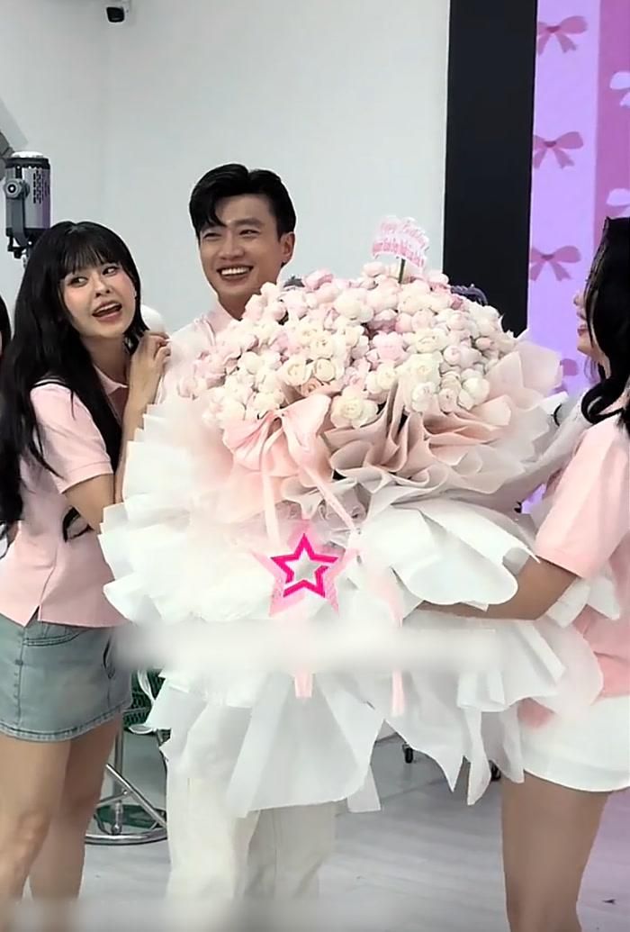 Trương Quỳnh Anh liên tục hô lớn: “hôn đi”.