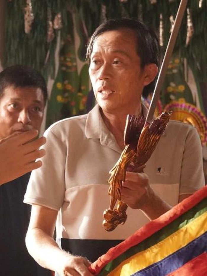 NSƯT Hoài Linh.