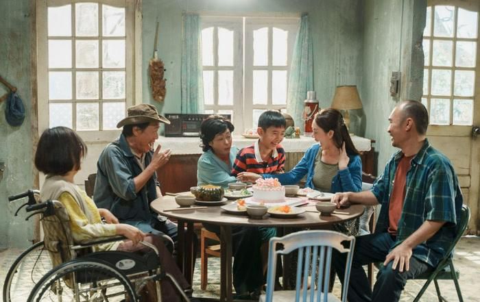 Quý Tử Vượt Giàu có lợi thế ở câu chuyện gia đình gần gũi, kết hợp yếu tố hài hước và những tình huống xoay quanh cách cha mẹ nuôi dạy con.