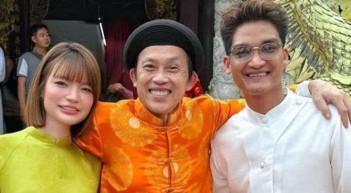 Hoài Linh vui vẻ gặp gỡ đồng nghiệp trong ngày Giỗ Tổ sân khấu.
