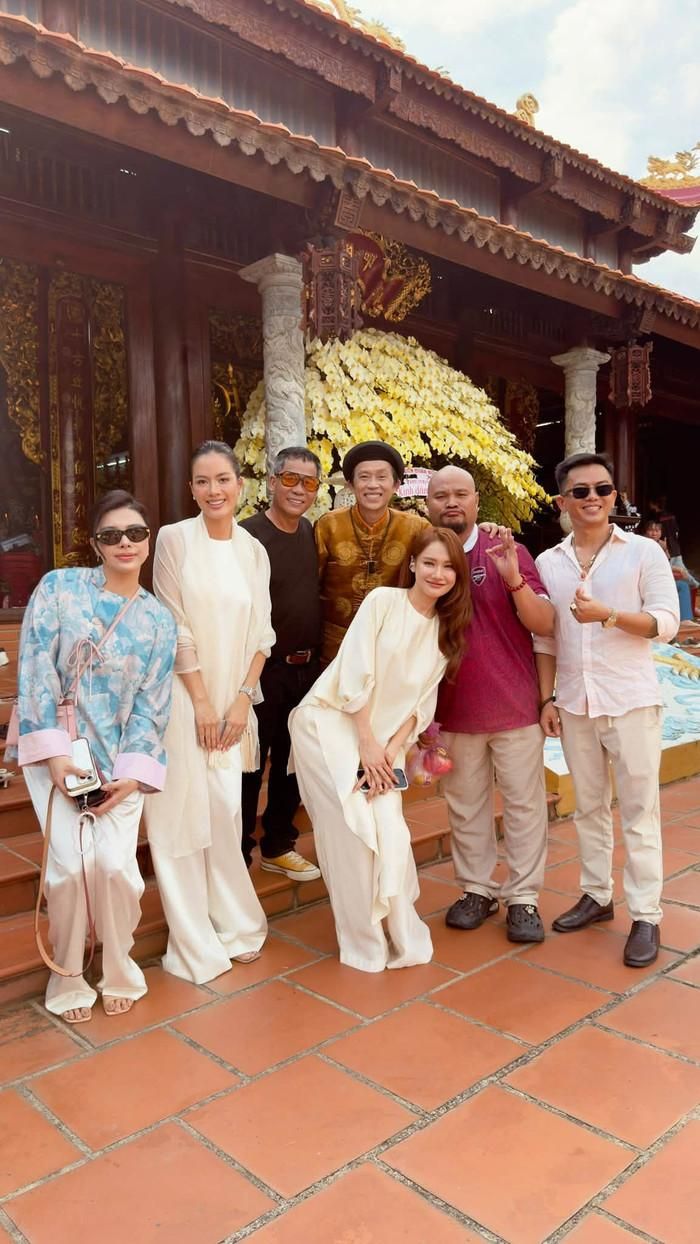 NSƯT Hoài Linh hội ngộ đông đảo đồng nghiệp tại đền thờ Tổ dịp Giỗ Tổ sân khấu.