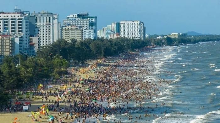 Trong những dịp lễ lớn, lượng khách đổ về Sầm Sơn cực lớn.