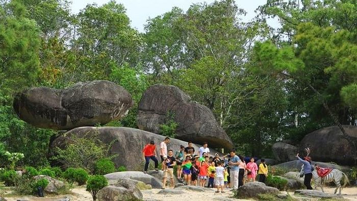 Khi đến với hòn Trống Mái trên dãy núi Trường Lệ ở Sầm Sơn du khách đều lưu lại những bức ảnh kỷ niệm