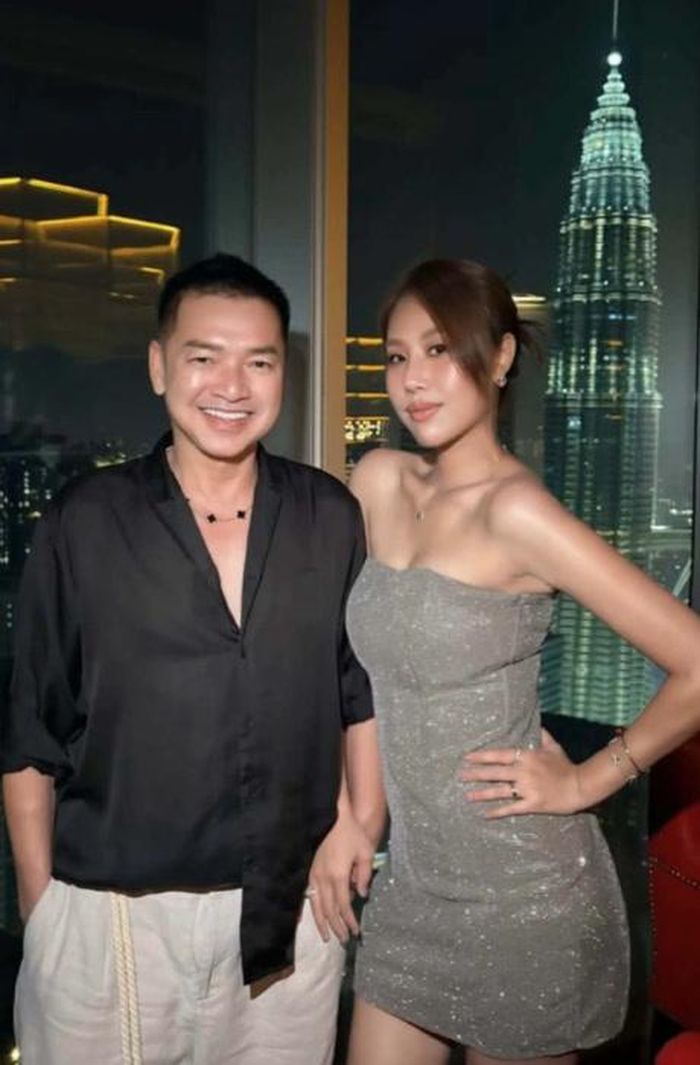Quang Minh hạnh phúc bên vợ trẻ Tăng Khánh Chi.
