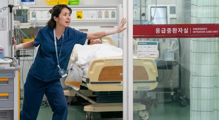 Ha Young đảm nhận vai y tá Cheon Jang-mi trong mùa đầu tiên. Ảnh: Netflix