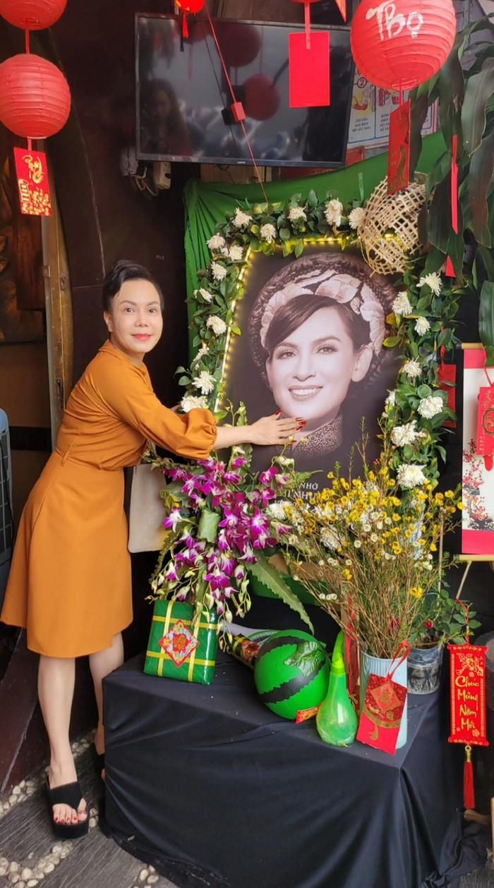 Khán giả xúc động trước tình cảm mà Việt Hương dành cho Phi Nhung.