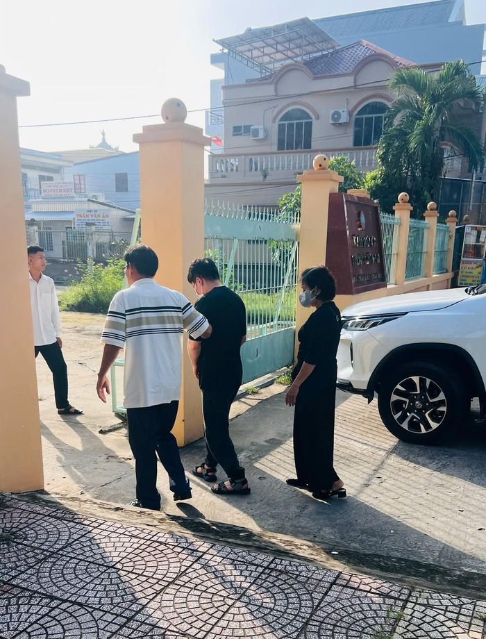 Bị cáo Nguyễn Văn Bảo Trung mặc áo thun đen, được dìu tới tòa