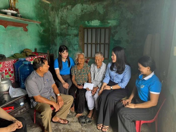 Phó Chủ tịch Hội LHPN tỉnh Hà Tĩnh Nguyễn Thị Quyên (thứ 2 từ phải qua) đến thăm và động viên hộ gia đình bị ảnh hưởng bởi cơn bão số 5, năm 2025