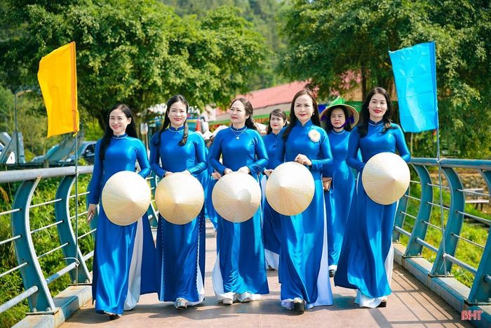 Cán bộ Hội LHPN tỉnh Hà Tĩnh tham gia quảng bá vẻ đẹp danh lam thắng cảnh của tỉnh cùng áo dài. Ảnh: Báo Hà Tĩnh