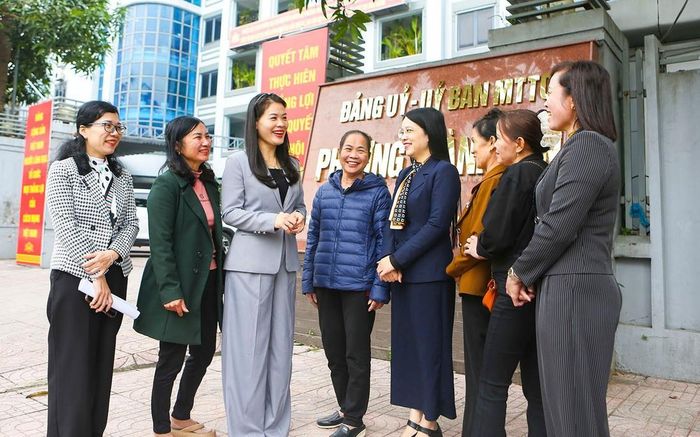 Phó Chủ tịch Hội LHPN tỉnh Hà Tĩnh Nguyễn Thị Quyên (thứ 3 từ trái qua) trò chuyện với cán bộ, hội viên phụ nữ phường Thành Sen bên lề hội nghị học tập nghị quyết đại hội đại biểu phụ nữ tỉnh Hà Tĩnh. Ảnh: Báo Hà Tĩnh