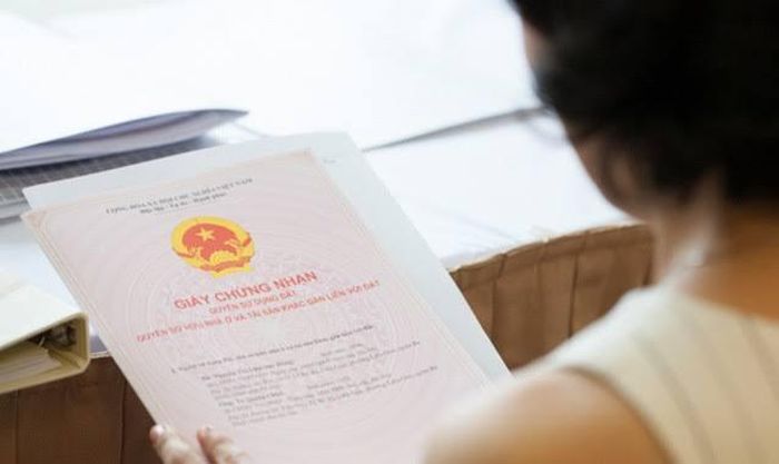 Người dân cần đọc kỹ hợp đồng và các giấy tờ liên quan trước khi mua căn hộ. Ảnh minh hoạ