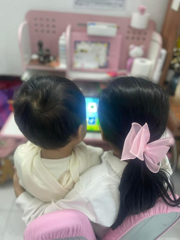 Hai con của chị Phạm Thu Hoa ở nhà trọ. Ảnh: NVCC